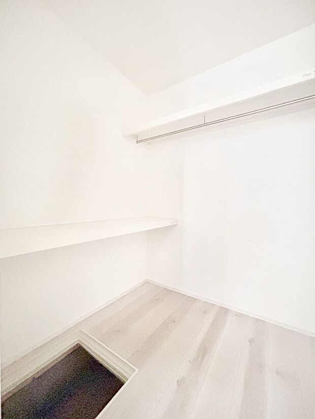 【ウォークインクローゼット】ウォークインクローゼット付きで生活空間を広く利用できます。