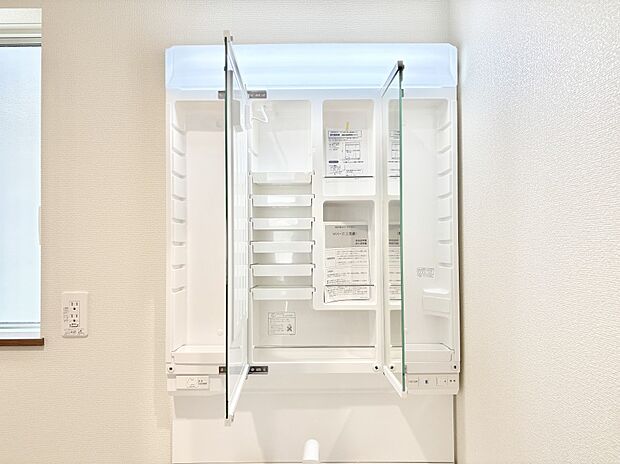 【三面鏡裏収納】三面鏡の裏に、化粧品や衛生用品などを収納可能。洗面台をすっきりと保ちます！