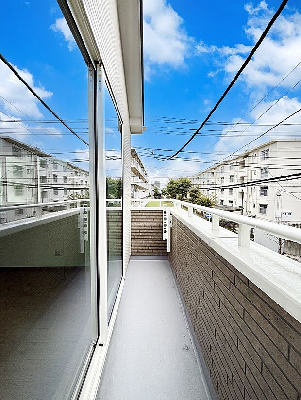 【バルコニー】ゆったりバルコニーだから沢山お洗濯ものを干せます。