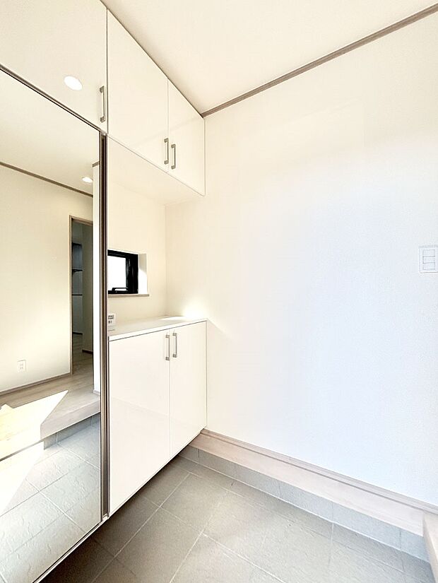 【玄関】家族の帰宅やお客様をあたたかく迎える玄関  