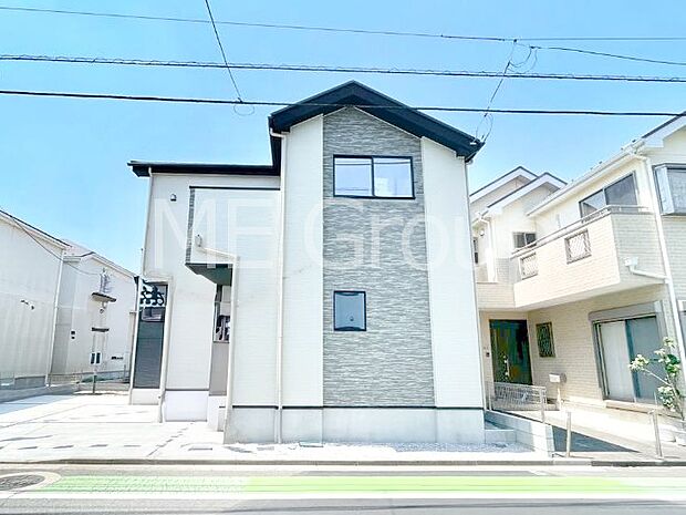 【現地外観写真】暮らしやすさと居心地の良さにこだわったシンプルで飽きのこないデザイン ！