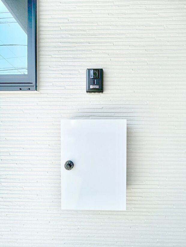 【その他現地】シンプルデザインのポスト。