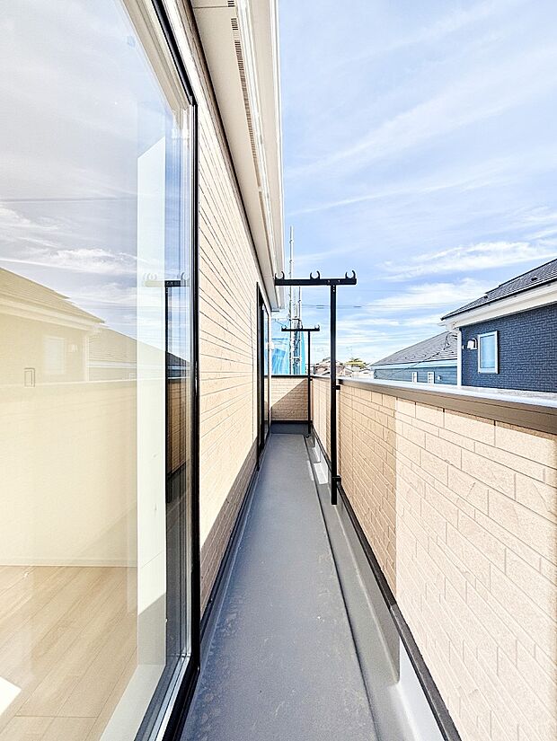 【バルコニー】暖かな陽光が降り注ぐバルコニーはお洗濯におすすめ。爽やかな風も心地よいです。