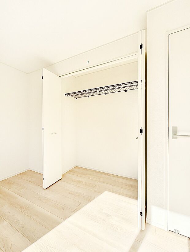 【収納】毎日着る衣類や荷物などの収納に便利なクローゼット付きです。