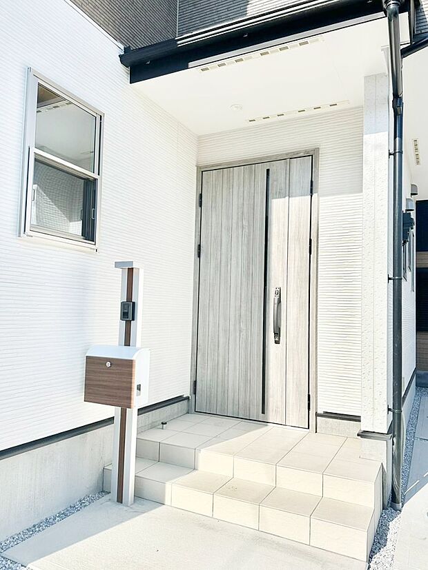 【玄関】玄関前は雨が降っても濡れにくい屋根付き