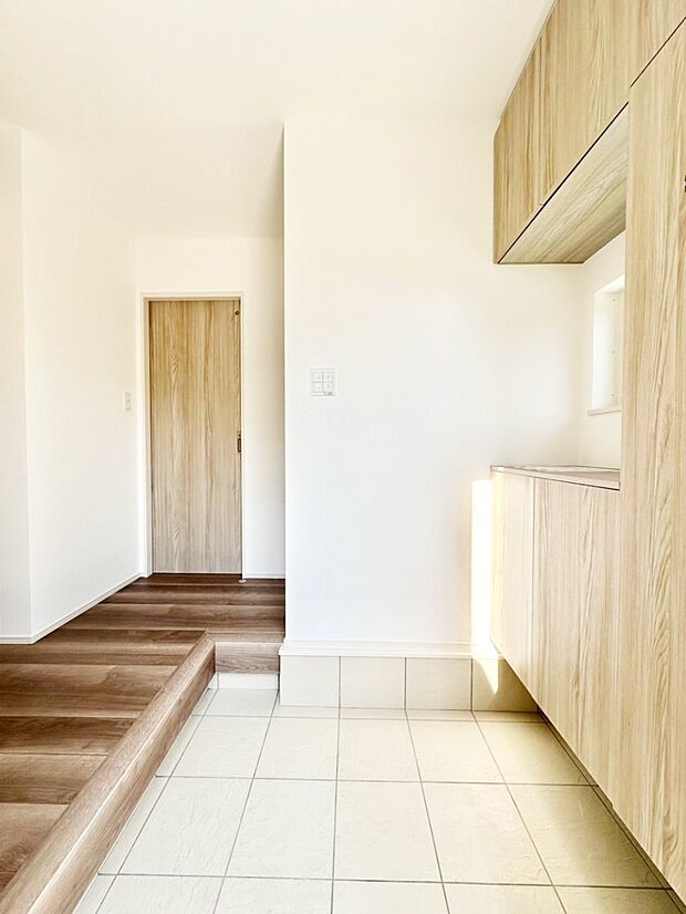 【玄関】家族の帰宅やお客様をあたたかく迎える玄関