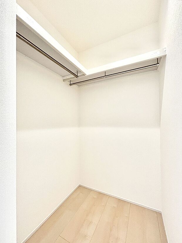 【ウォークインクローゼット】ウォークインクローゼット付きで生活空間を広く利用できます。