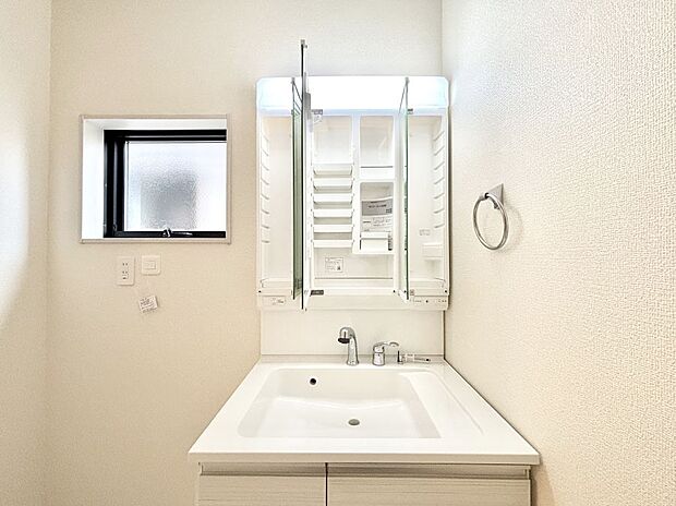 【三面鏡裏収納】三面鏡の裏に、化粧品や衛生用品などを収納可能。洗面台をすっきりと保ちます！