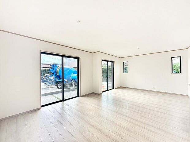 【ダイニング】明るい陽光が注ぎ、寛ぎの雰囲気に満たされるダイニング。   