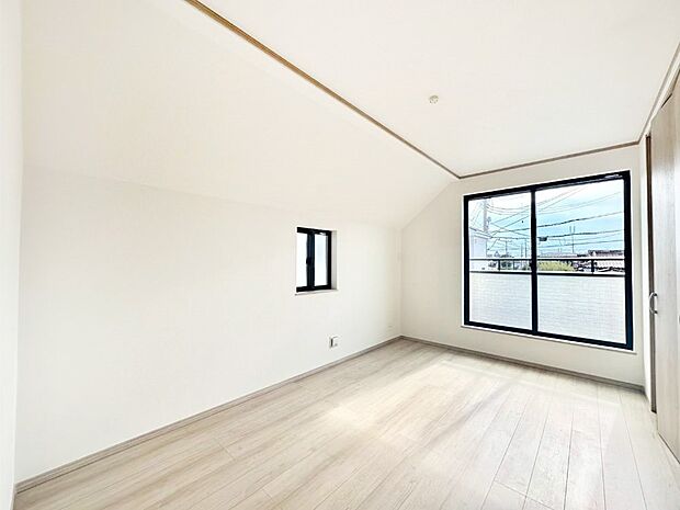 【洋室】バルコニーが開放感をプラスしてくれる洋室  