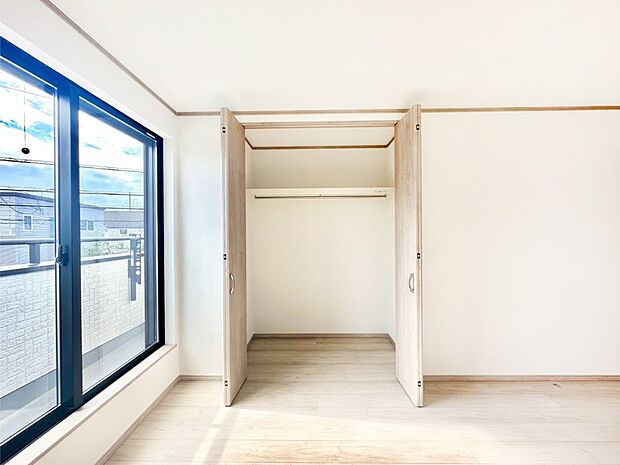 【収納】洋室のクローゼット。奥行きがあるので厚手の衣類もすっきり収まります。