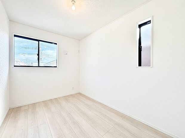 【子供部屋】窓からのやさしい光が心地よいプライベートルーム