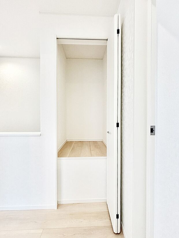 【廊下収納】掃除用具や生活雑貨の保管に便利な廊下収納  