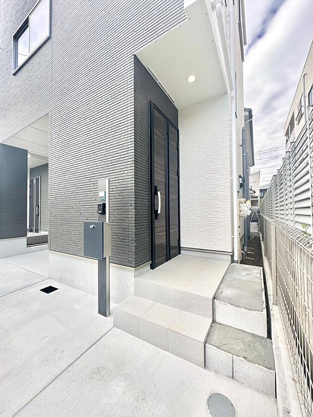 【玄関】大切な家族、来客を出迎える玄関。　