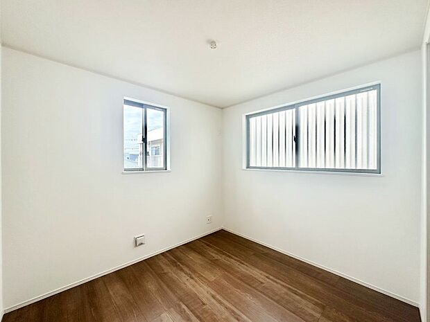 【洋室】2面採光を確保した明るい空間。家族みんなが快適な暮らしを実現する設計です。　