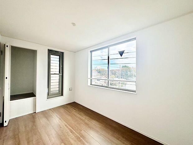 【寝室】爽やかな日差しがお部屋全体を優しく包み込んでくれます  　