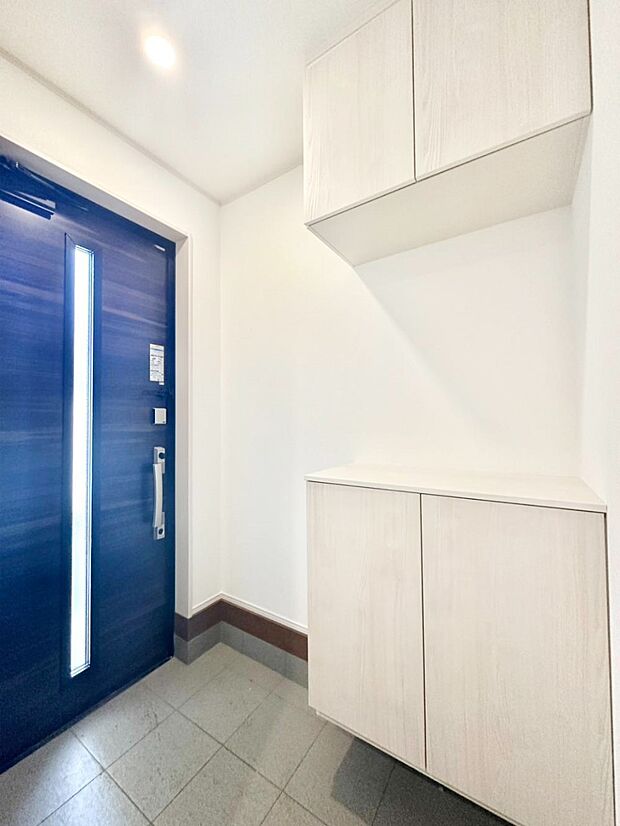 【玄関】ガラススリットの入った玄関ドアが室内に光を届けてくれます　