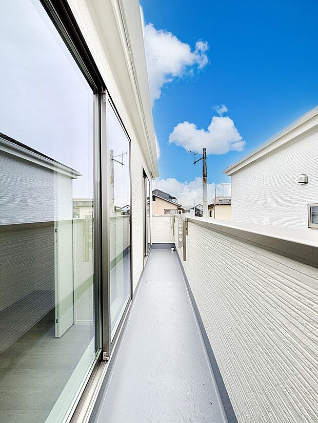 【バルコニー】ゆったりバルコニーだから沢山お洗濯ものを干せます。