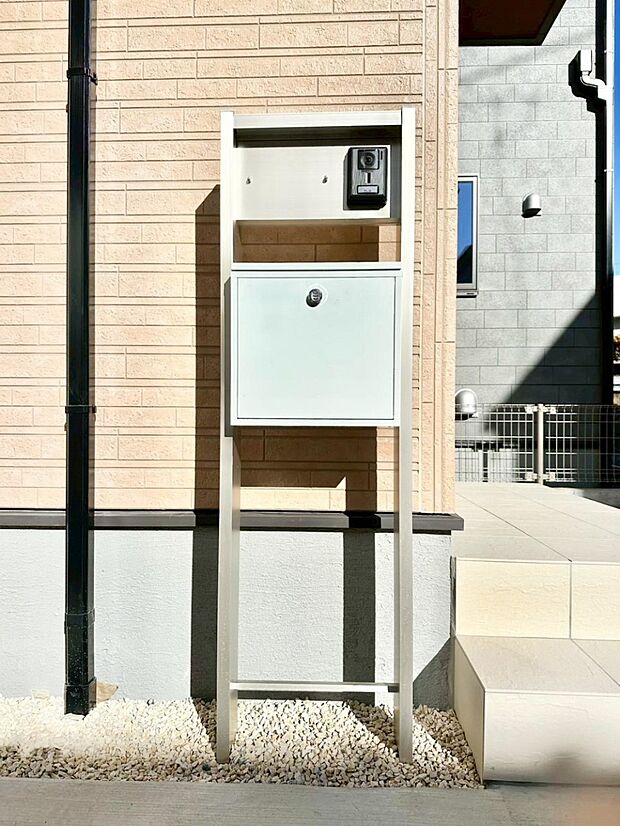 【その他現地】シンプルデザインのポスト。