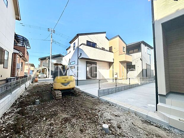 【現地外観写真】暮らしやすさと居心地の良さにこだわったシンプルで飽きのこないデザイン ！