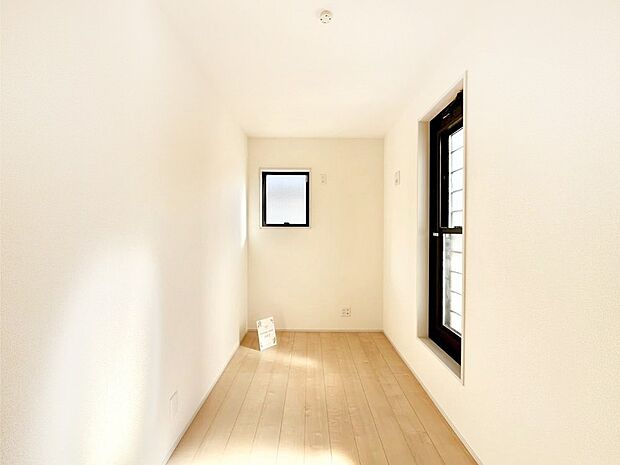 【その他内観】2階サービスルーム。収納はもちろん居室としてもご利用いただけます。  