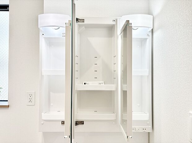 【三面鏡裏収納】三面鏡の裏に、化粧品や衛生用品などを収納可能。洗面台をすっきりと保ちます！