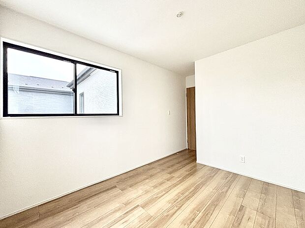 【寝室】収納が充実しているので居住スペースを広々使えます  