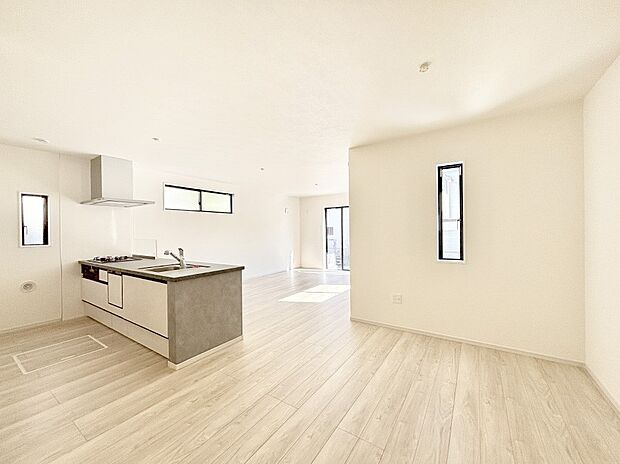 【ダイニング】明るい陽光が注ぎ、寛ぎの雰囲気に満たされるダイニング。   