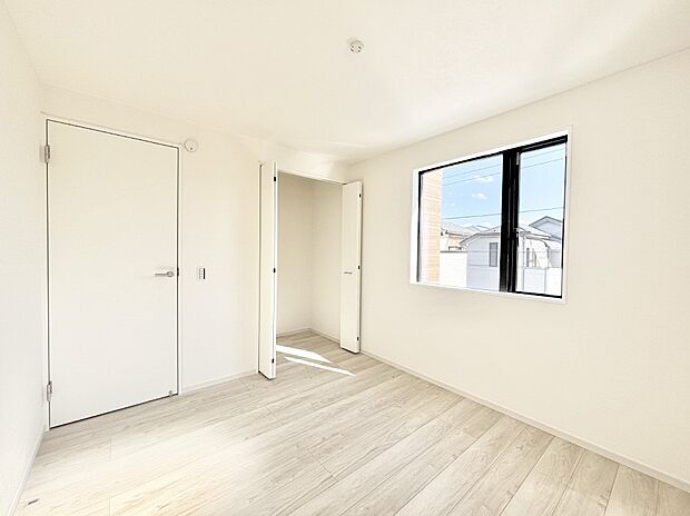 【寝室】使いやすい形でベットや家具の置き方にも困ることもありません。   