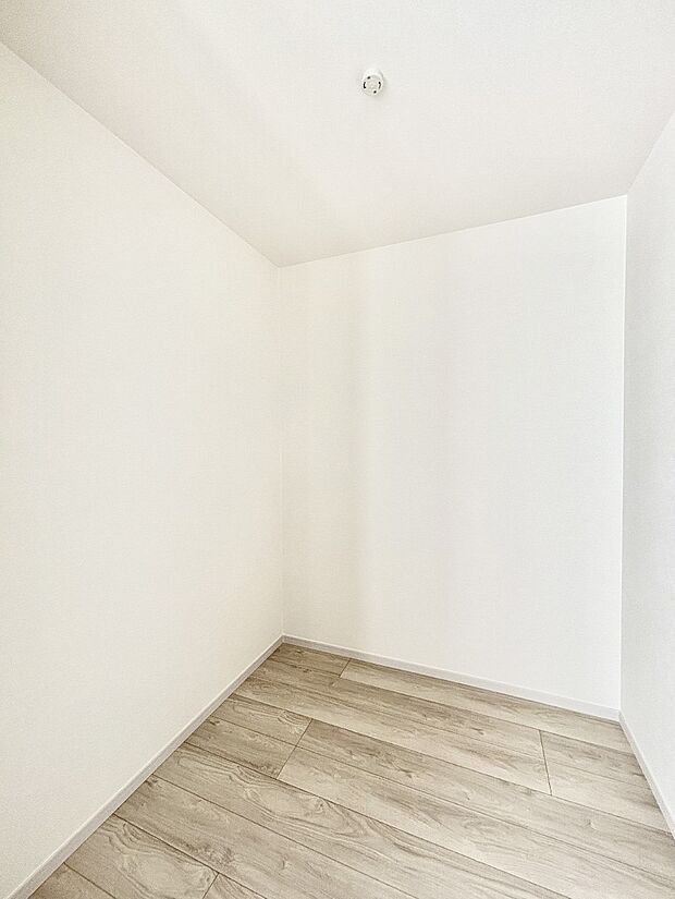 【ウォークインクローゼット】ウォークインクローゼット付きで生活空間を広く利用できます。