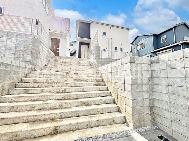 【現地外観写真】洗練された外観、上質な住空間が広がる室内は永く安心して過ごせる住居です。 