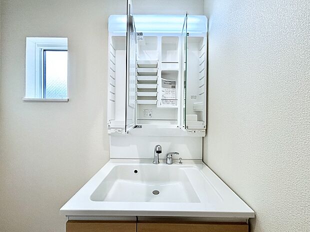 【三面鏡裏収納】三面鏡の裏に、化粧品や衛生用品などを収納可能。洗面台をすっきりと保ちます！