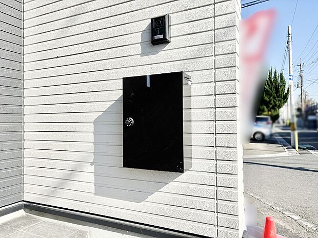 【その他現地】シンプルデザインのポスト。