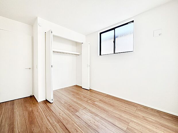 【洋室】やさしい光がさしこむ居室はしっかり収納付き