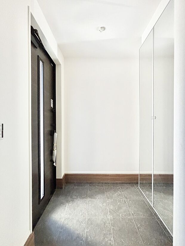 【玄関】ミラー付きシューズボックスはお出かけ前の身だしなみチェックに便利