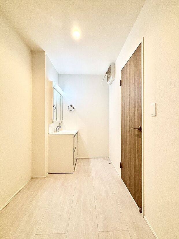 【脱衣場】清潔感のある快適空間です。毎日の身支度も気持ち良くお使い頂けます。 