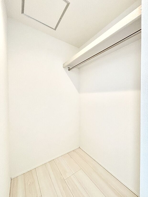 【ウォークインクローゼット】ウォークインクローゼット付きで生活空間を広く利用できます。