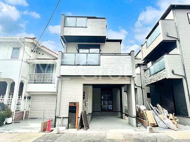 【現地外観写真】暮らしやすさと居心地の良さにこだわったシンプルで飽きのこないデザイン ！