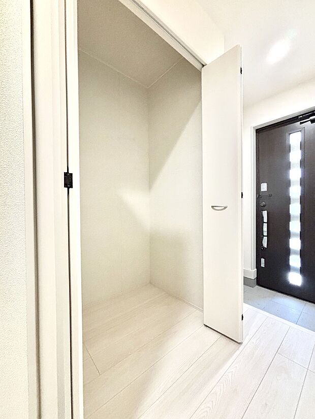 【玄関ホール収納】玄関ホール収納です。掃除道具やお出かけ用グッズの収納に便利です。