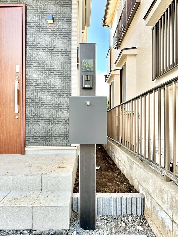 【その他現地】表札・インターホン・ポストをひとつに集約。エントランスになじむシンプルデザイン。