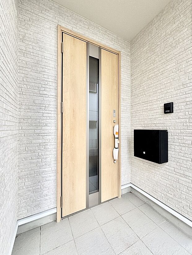 【玄関】住まいの顔を演出する、玄関ドア。 