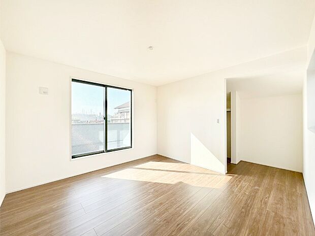 【洋室】明るいバルコニーサイドに洋室を設置。目覚めの良い寝室に。 