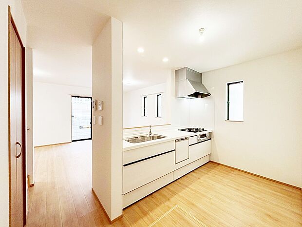 【ダイニングキッチン】料理をしながらご家族との会話を楽しめる対面カウンターキッチン