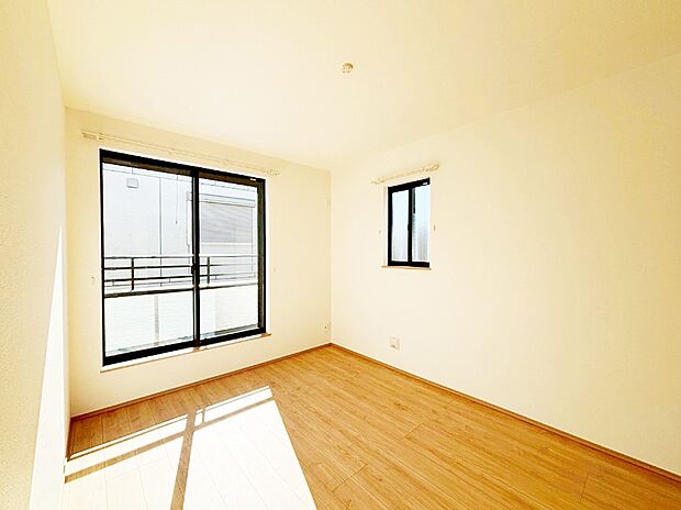 【洋室】バルコニーが開放感をプラスしてくれる洋室