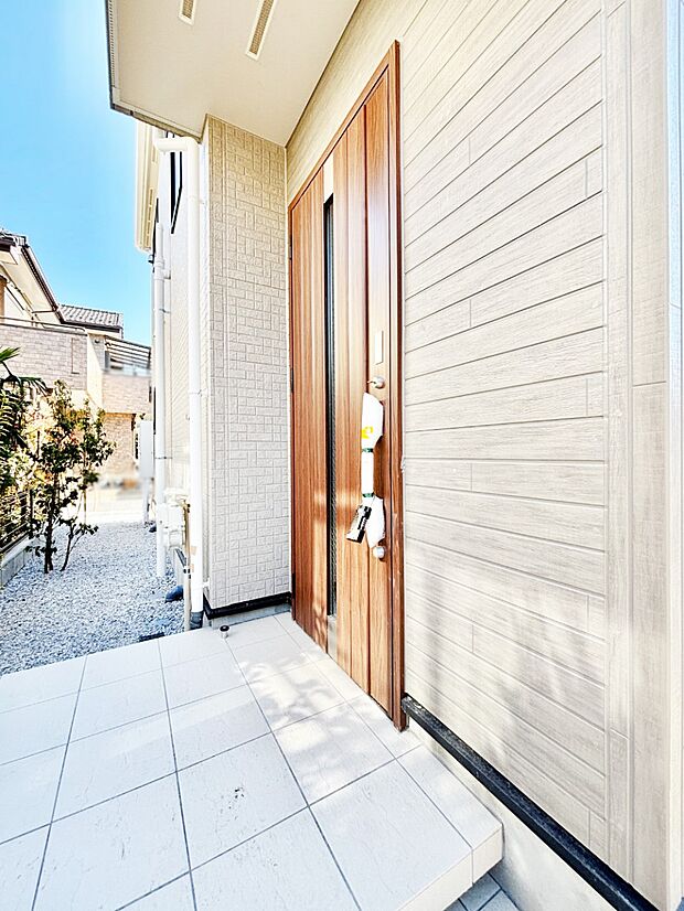 【玄関】大切な家族、来客を出迎える玄関。