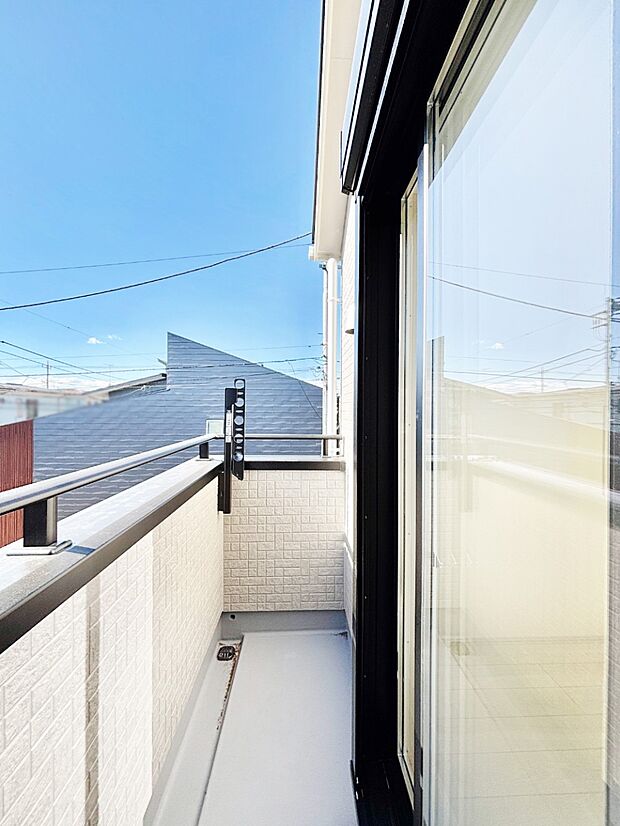 【バルコニー】暖かな陽光が降り注ぐバルコニーはお洗濯におすすめ。爽やかな風も心地よいです。