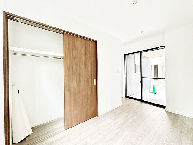 【洋室】全居室2面採光＆クローゼット付きです