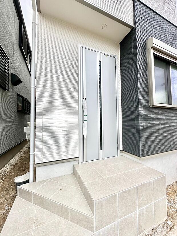 【玄関】大切な家族、来客を出迎える玄関。