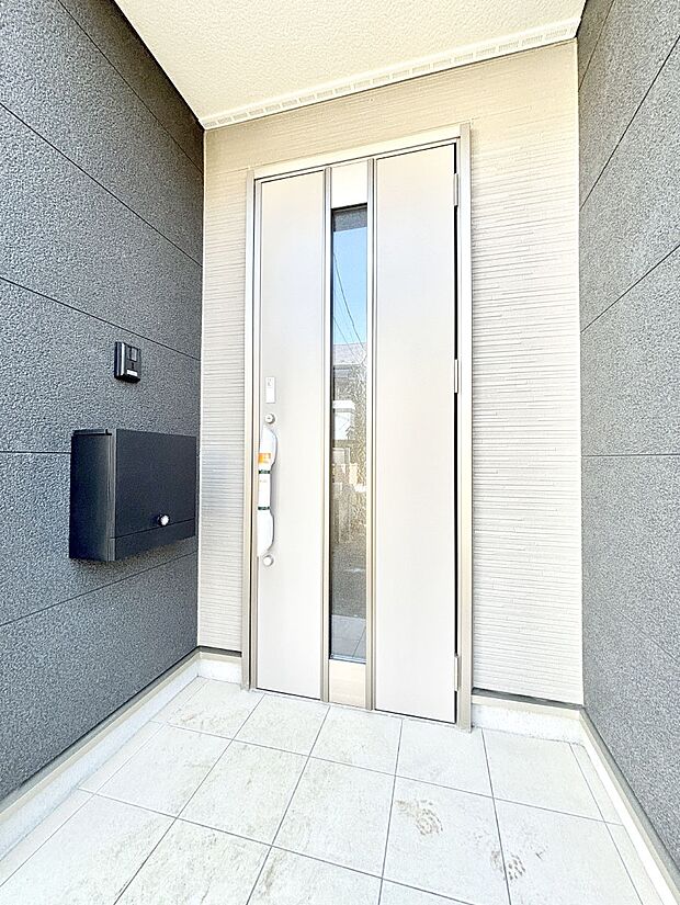 【玄関】大切な家族、来客を出迎える玄関。