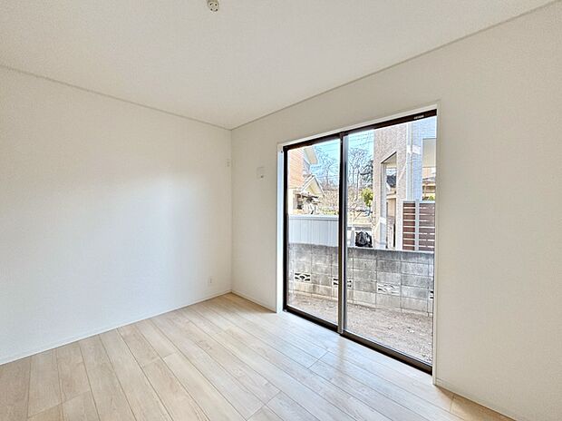 【洋室】爽やかな日差しがお部屋全体を優しく包み込んでくれます